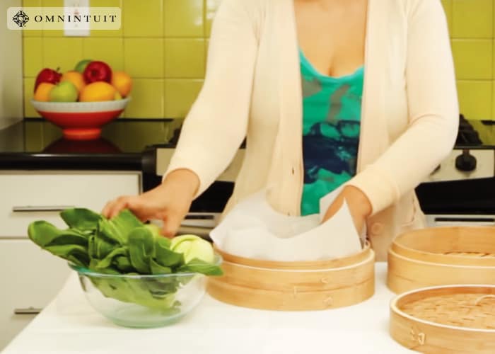 How to use a bamboo steamer: arranging food