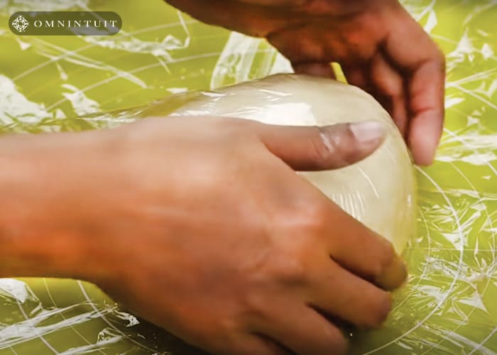 Bamboo steamers: covering the dough with cling film